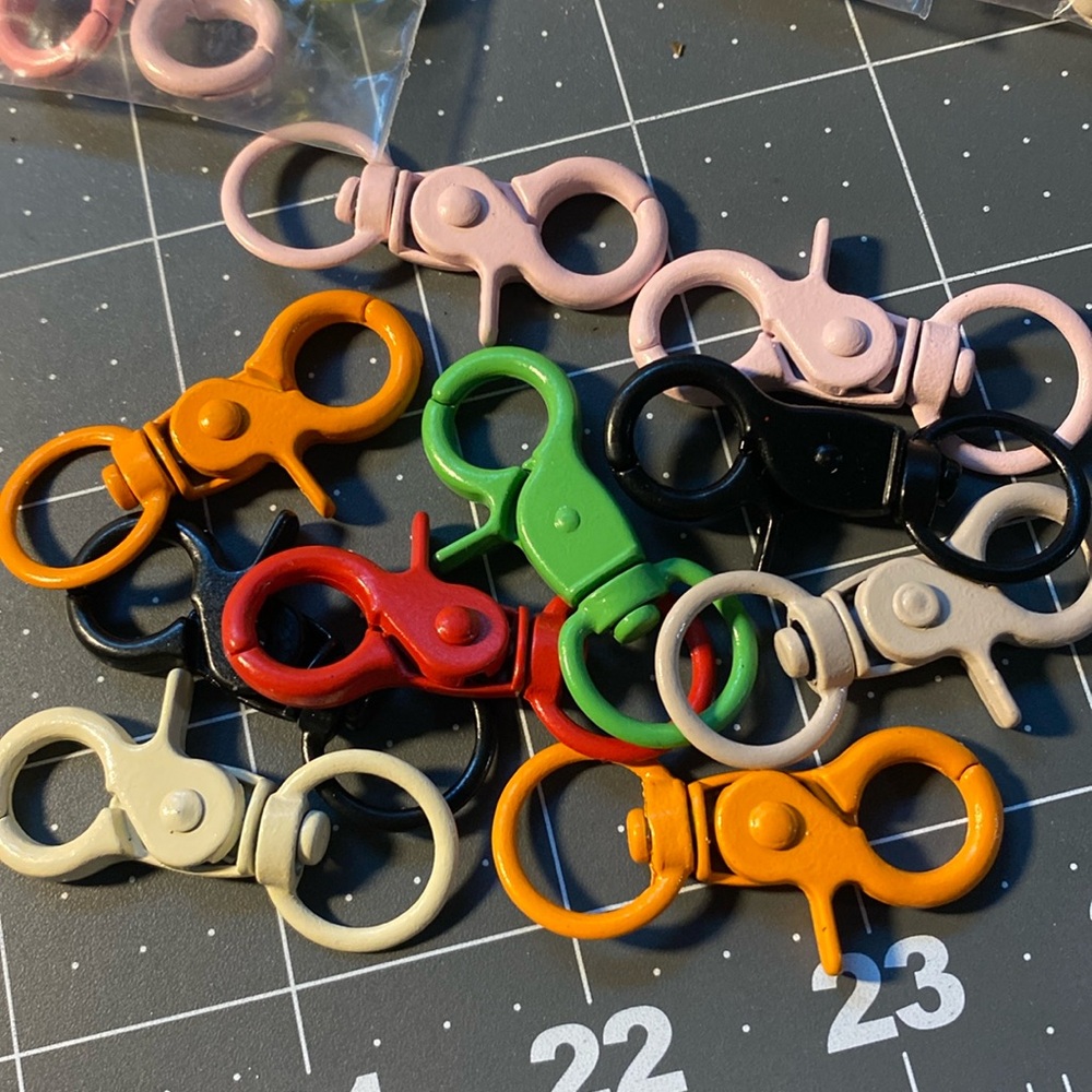 Findings: 5 metal keychains